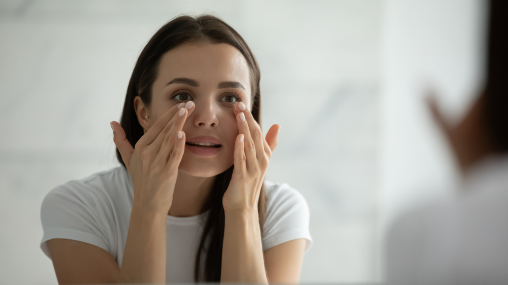 顔のむくみを簡単に解消！むくみの原因やマッサージ方法を紹介